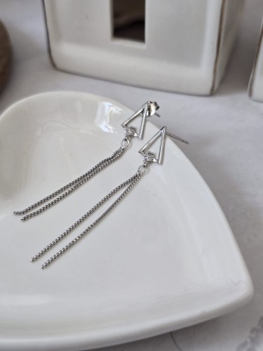 Kolczyki trójkąty z wiszącymi łańcuszkami