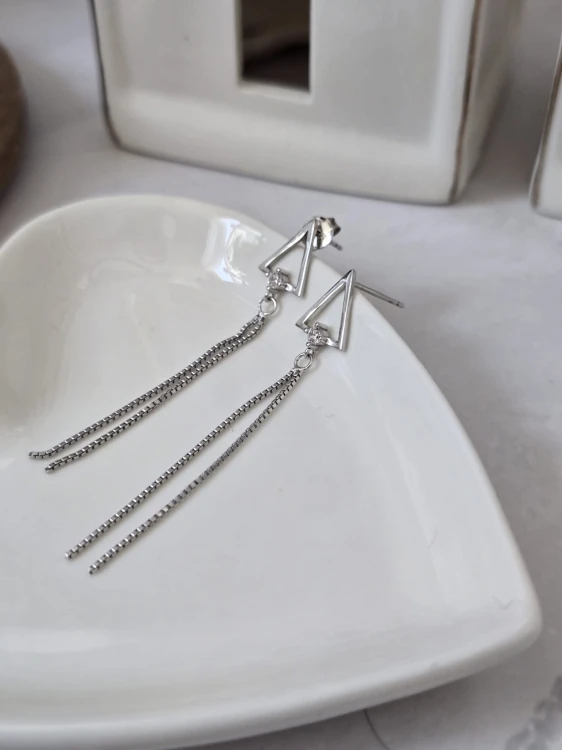 Kolczyki trójkąty z wiszącymi łańcuszkami