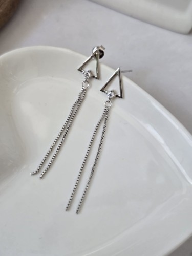 Kolczyki trójkąty z wiszącymi łańcuszkami