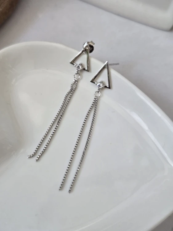 Kolczyki trójkąty z wiszącymi łańcuszkami