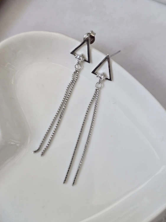 Kolczyki trójkąty z wiszącymi łańcuszkami