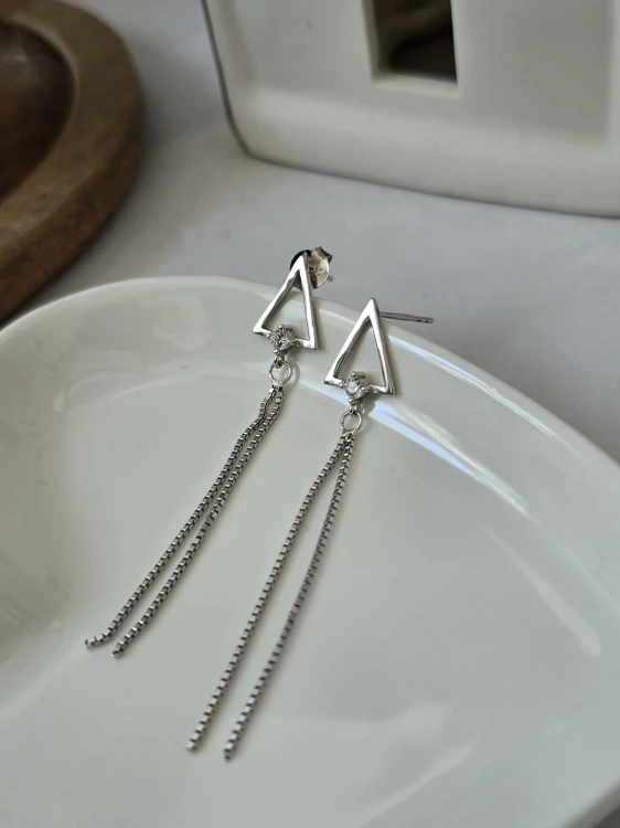 Kolczyki trójkąty z wiszącymi łańcuszkami