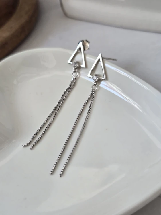 Kolczyki trójkąty z wiszącymi łańcuszkami