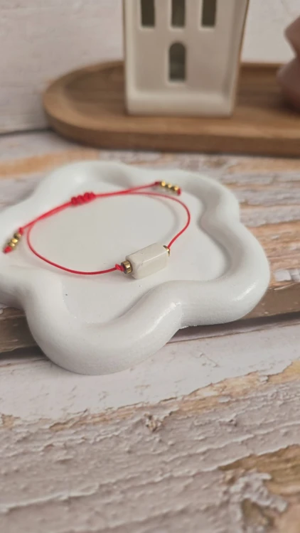 Bransoletka „Szczęścia” z howlitem i złotym hematytem na czerwonym sznurku