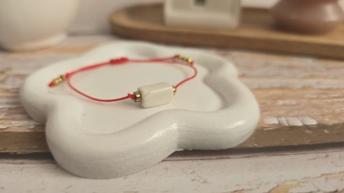 Bransoletka „Szczęścia” z howlitem i złotym hematytem na czerwonym sznurku