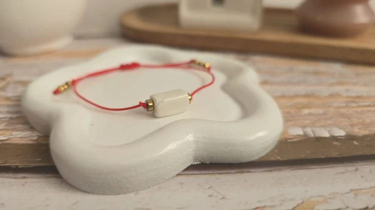 Bransoletka „Szczęścia” z howlitem i złotym hematytem na czerwonym sznurku