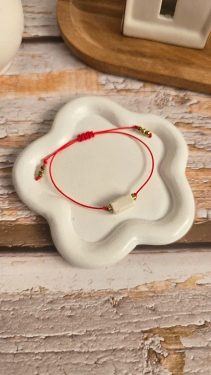 Bransoletka „Szczęścia” z howlitem i złotym hematytem na czerwonym sznurku