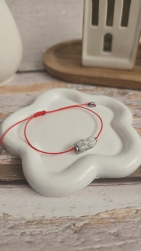 Bransoletka „Szczęścia” z howlitem i srebrnym hematytem na czerwonym sznurku