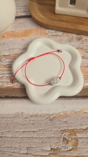 Bransoletka „Szczęścia” z howlitem i srebrnym hematytem na czerwonym sznurku