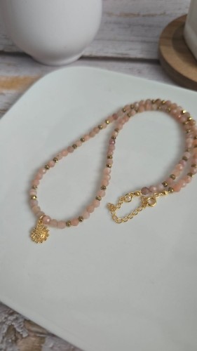 Naszyjnik z kamieniem słonecznym i złoconą zawieszką słonecznika