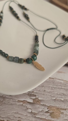 Regulowany naszyjnik z motywem piórka – agat, jaspis oceaniczny i agat mszysty