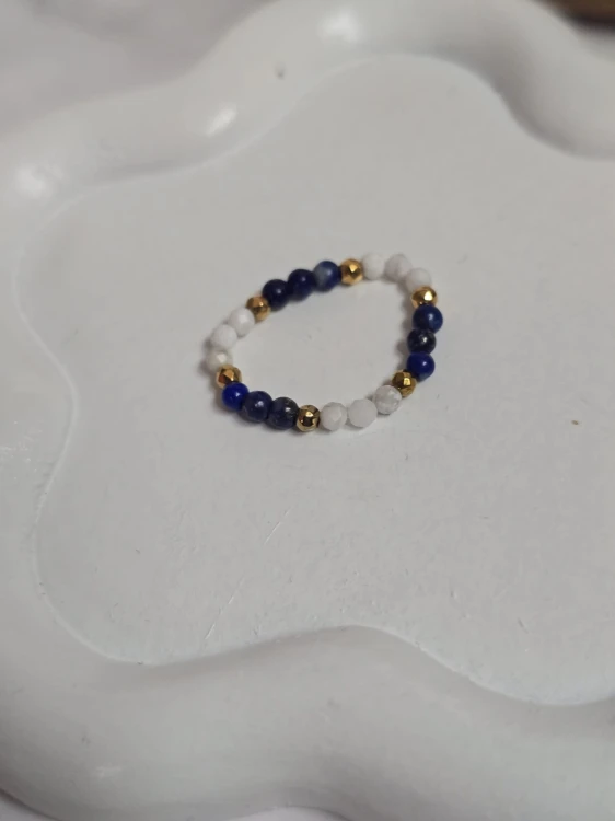 Pierścionek z lapis lazuli i howlitem "Spokój i Mądrość"