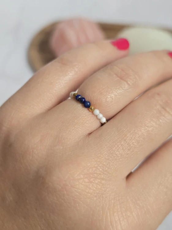 Pierścionek z lapis lazuli i howlitem "Spokój i Mądrość"
