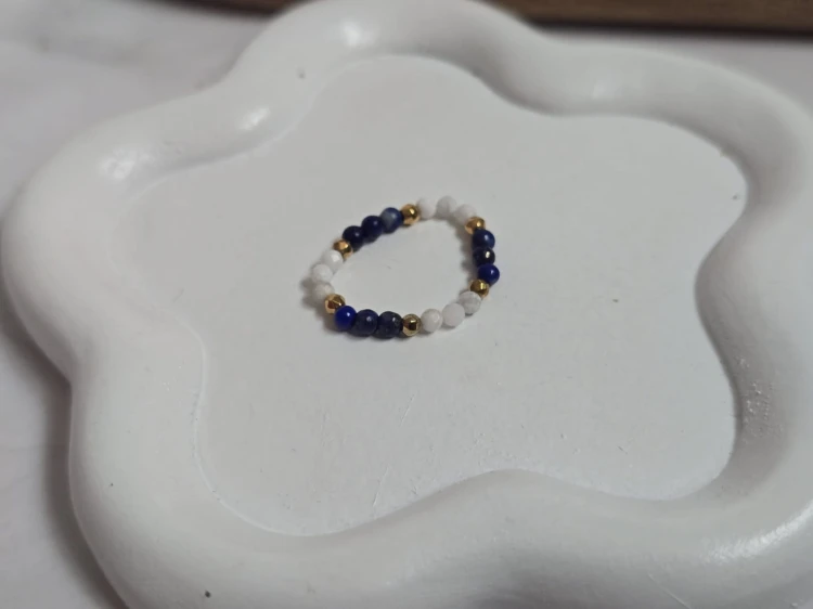 Pierścionek z lapis lazuli i howlitem "Spokój i Mądrość"