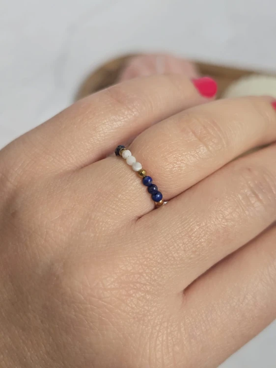 Pierścionek z lapis lazuli i howlitem "Spokój i Mądrość"