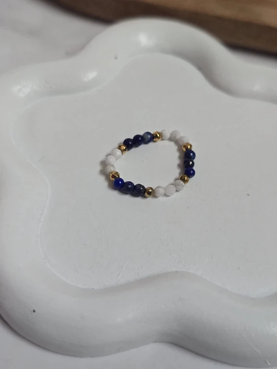 Pierścionek z lapis lazuli i howlitem "Spokój i Mądrość"