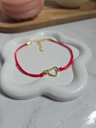 Bransoletka na czerwonym sznurku serduszko