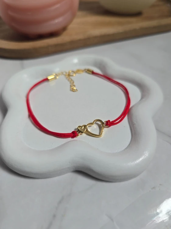 Bransoletka na czerwonym sznurku serduszko
