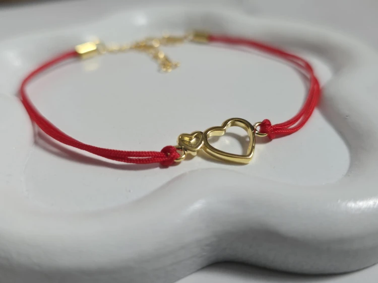 Bransoletka na czerwonym sznurku serduszko