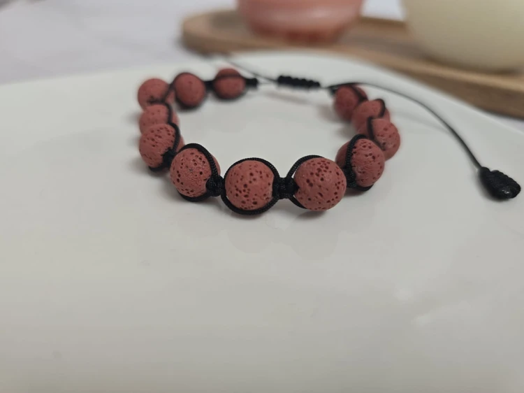 Męska bransoletka z czerwonq lawą wulkaniczną