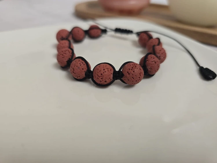 Męska bransoletka z czerwonq lawą wulkaniczną