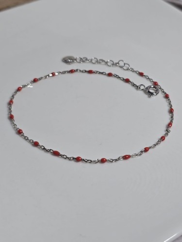Bransoletka na noge z czerwonymi koralkami