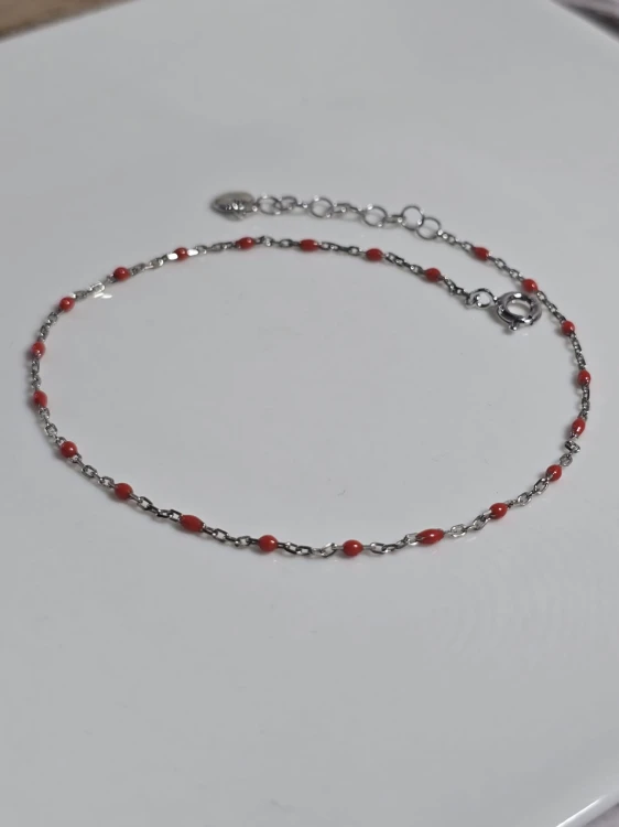 Bransoletka na noge z czerwonymi koralkami