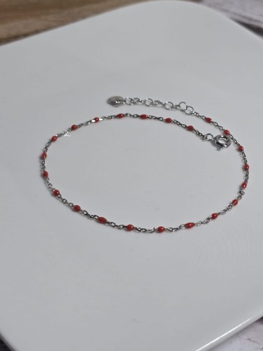 Bransoletka na noge z czerwonymi koralkami
