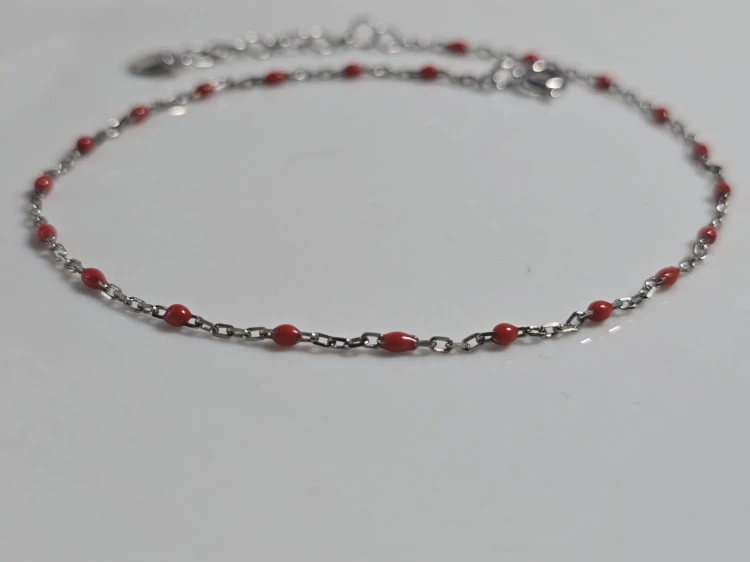 Bransoletka na noge z czerwonymi koralkami