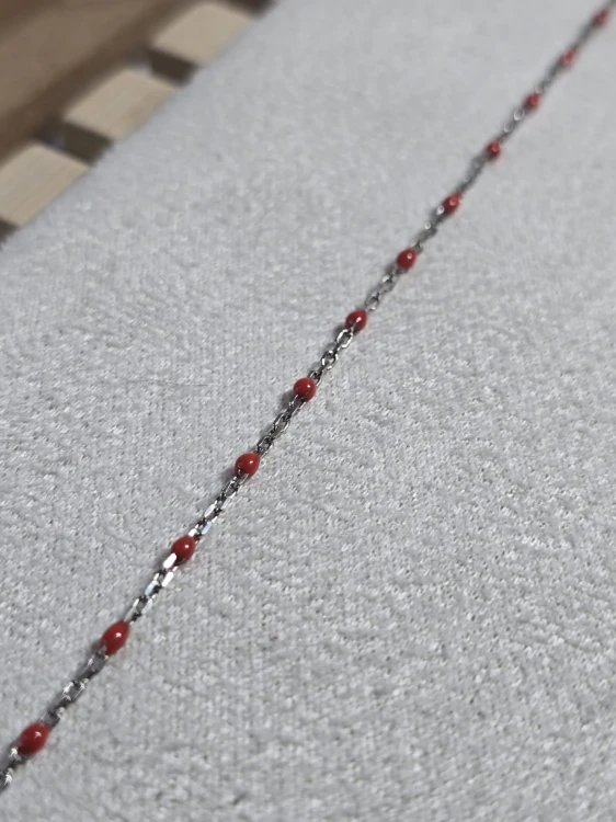 Bransoletka na noge z czerwonymi koralkami