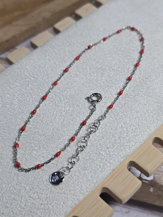 Bransoletka na noge z czerwonymi koralkami