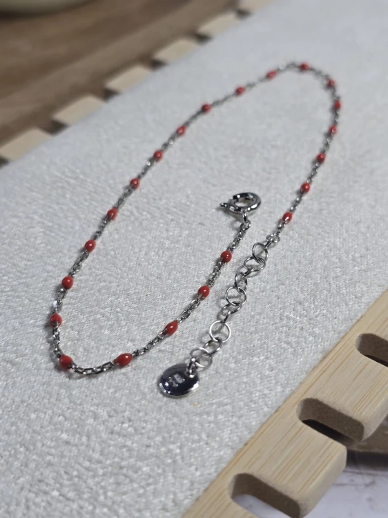 Bransoletka na noge z czerwonymi koralkami