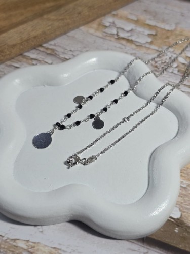 Naszyjnik z czarnymi koralikami