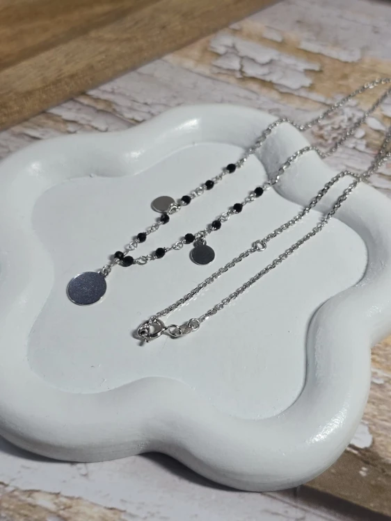 Naszyjnik z czarnymi koralikami