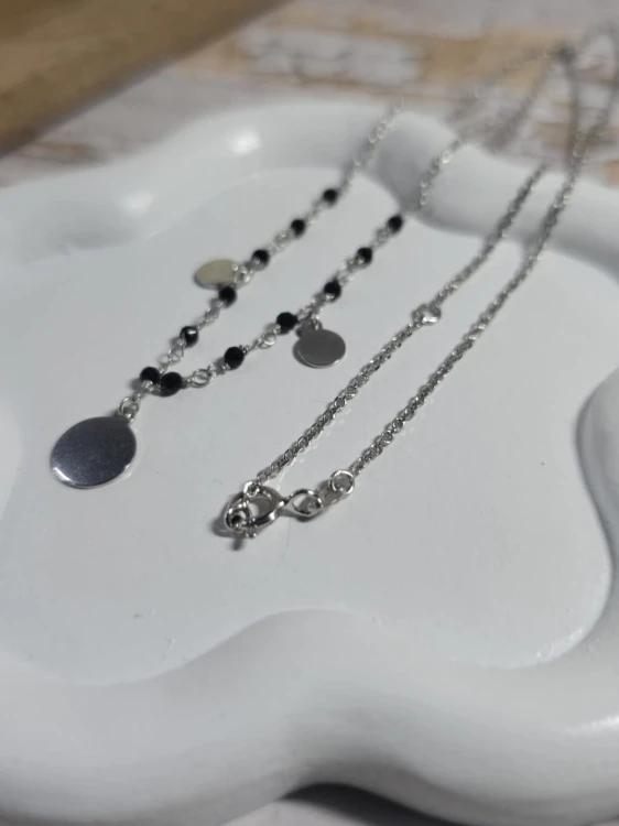Naszyjnik z czarnymi koralikami