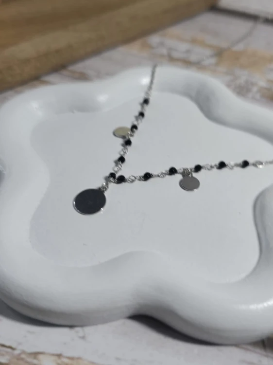 Naszyjnik z czarnymi koralikami