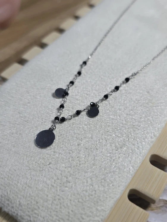 Naszyjnik z czarnymi koralikami