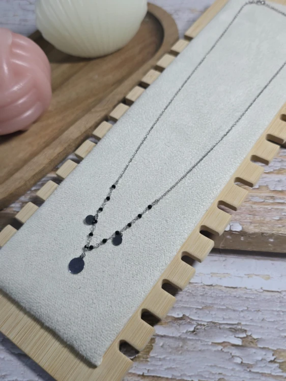 Naszyjnik z czarnymi koralikami