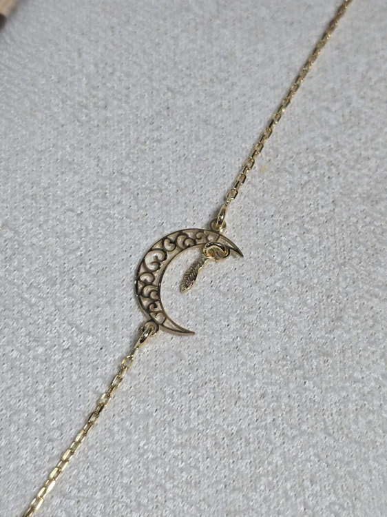 Bransoletka zlocona z księżycem i piórkiem