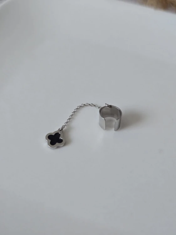 Nausznica Czarna Koniczynka