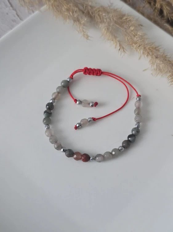 Bransoletka „To ja: Odważna” – czerwony sznurek z kamieniem Heliotrop