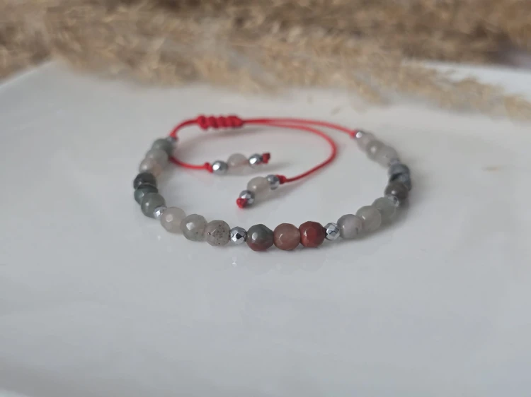 Bransoletka „To ja: Odważna” – czerwony sznurek z kamieniem Heliotrop