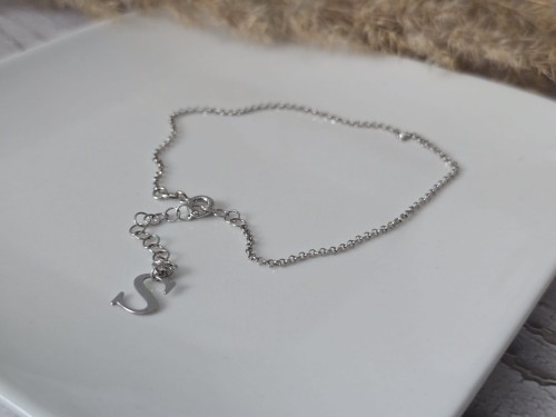 Srebrna bransoletka na nogę Litera S