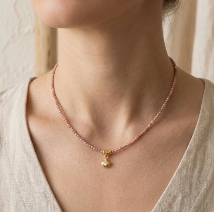 Naszyjnik z Rodonitu z Pozłacaną Muszelką – Delikatność Natury