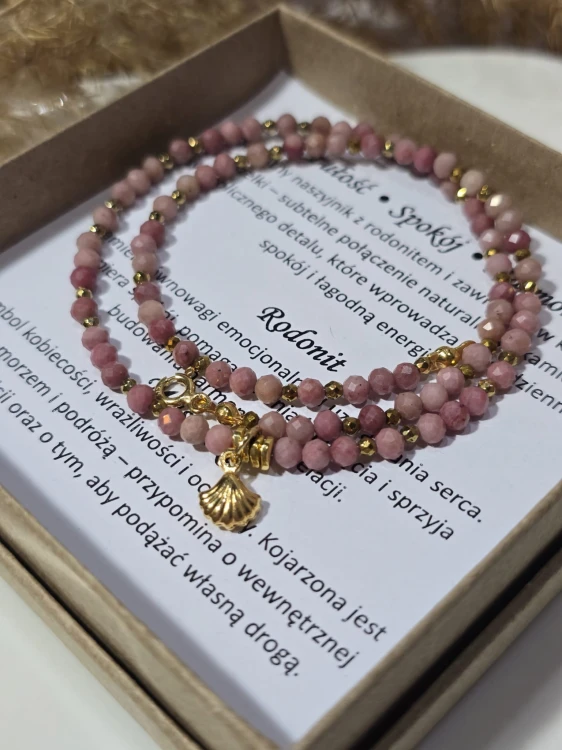 Naszyjnik z Rodonitu z Pozłacaną Muszelką – Delikatność Natury