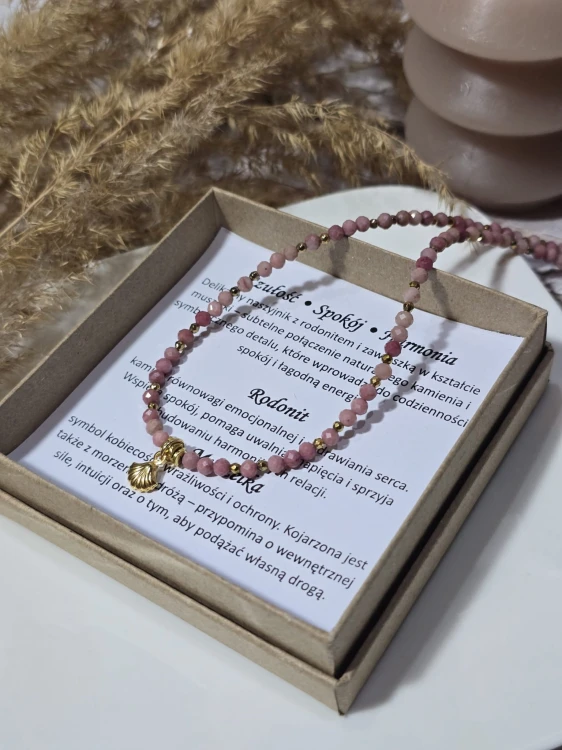 Naszyjnik z Rodonitu z Pozłacaną Muszelką – Delikatność Natury