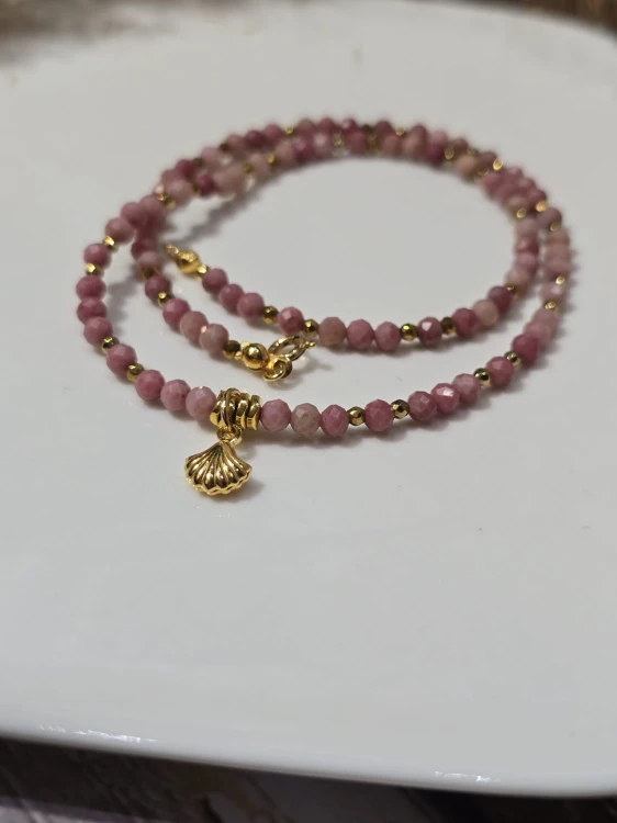 Naszyjnik z Rodonitu z Pozłacaną Muszelką – Delikatność Natury