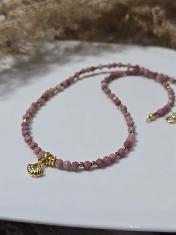 Naszyjnik z Rodonitu z Pozłacaną Muszelką – Delikatność Natury