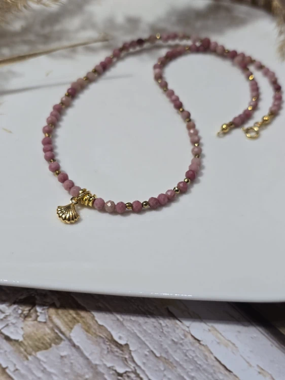 Naszyjnik z Rodonitu z Pozłacaną Muszelką – Delikatność Natury