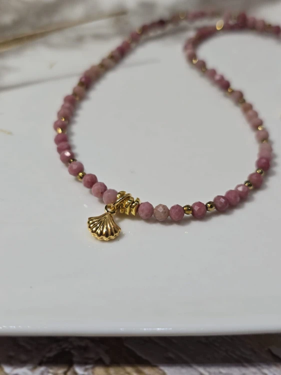 Naszyjnik z Rodonitu z Pozłacaną Muszelką – Delikatność Natury